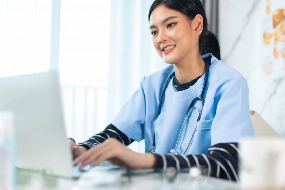 Healthcare staffer taking an elearning course on her laptop.